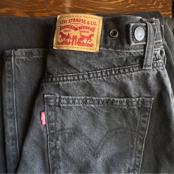 Levi's — Women’s Cinch Baggy Jeans - Picture 5 of 12